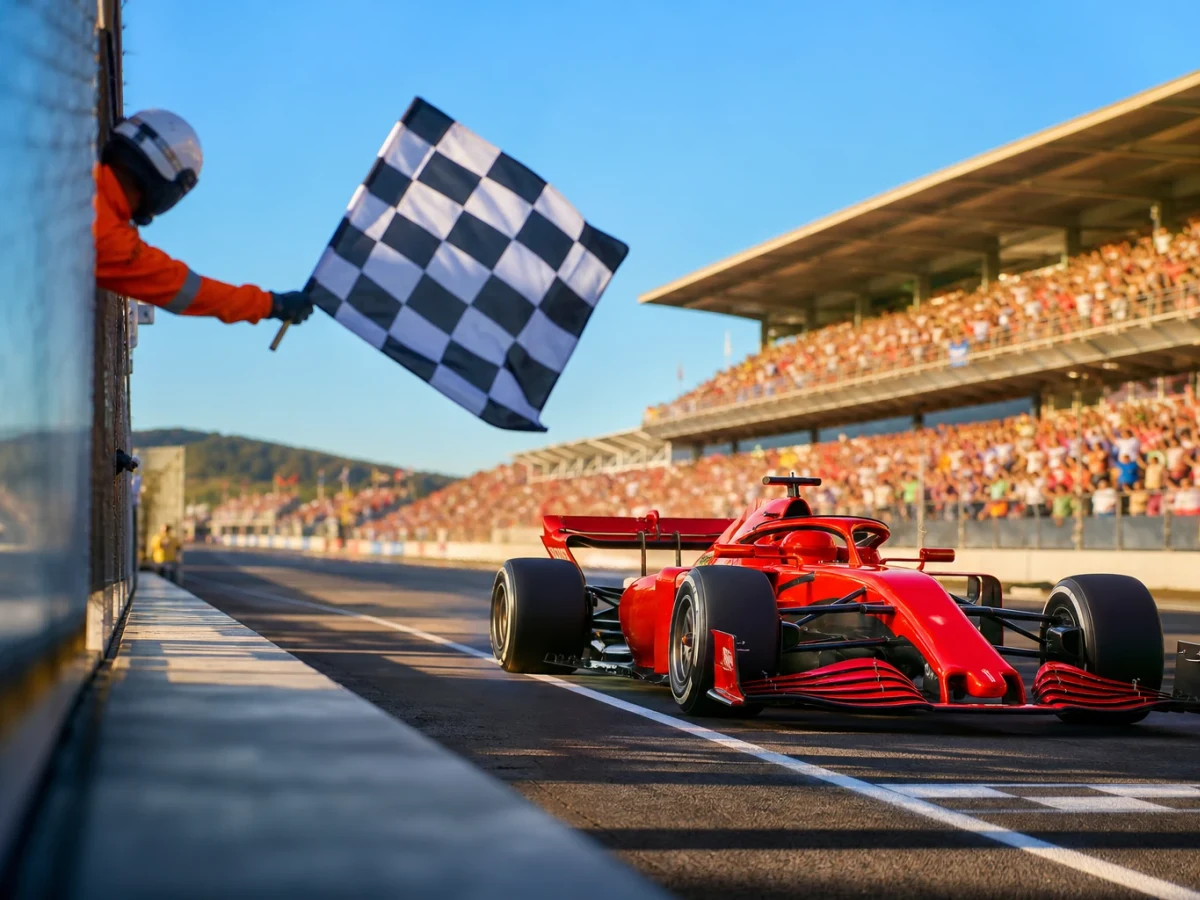 Röd formel 1-bil korsar mållinjen först framför fullsatta läktare på Circuit de Barcelona-Catalunya.