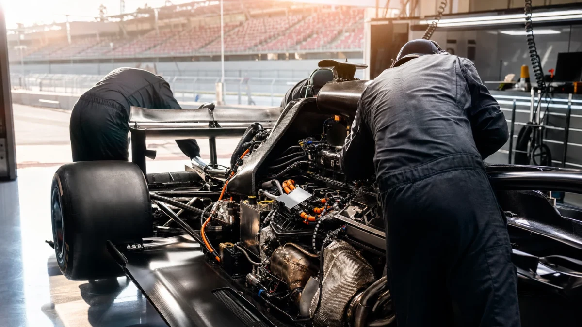 Formel 1-bil på en raksträcka med motorhuven öppnad i depån under en grand prix-helg.