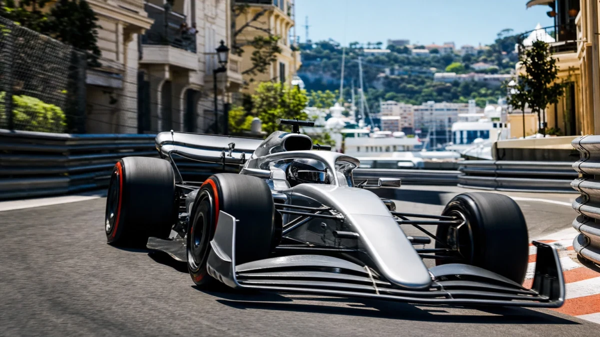 Formel 1-bil på väg genom en smal gata i Monte Carlo under Monacos Grand Prix.