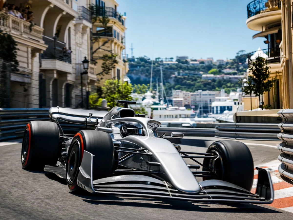 Formel 1-bil på väg genom en smal gata i Monte Carlo under Monacos Grand Prix.